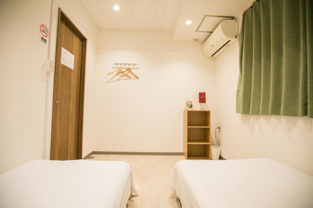 Twin Room with Shared Bathroom - E